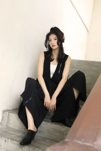 CHOSEN – Joo Zipper Vest in Black